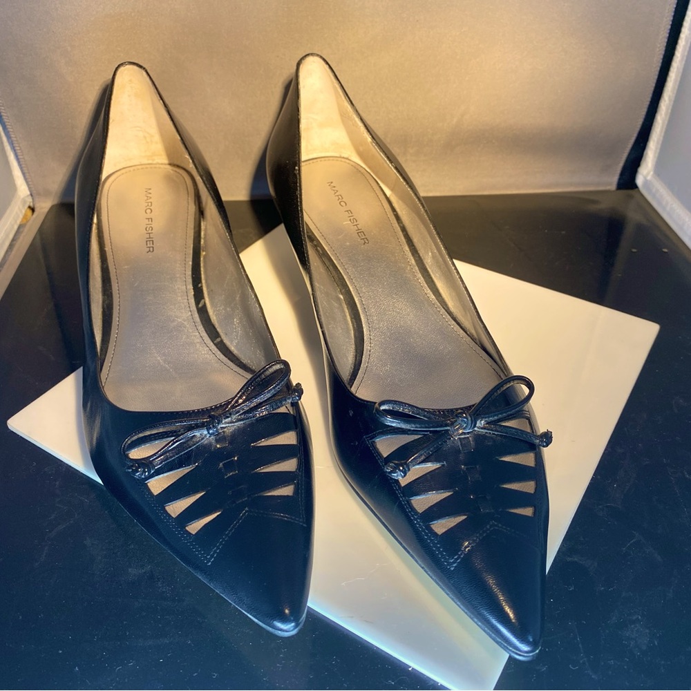 Marc Jacobs black leather 2” heals pump.